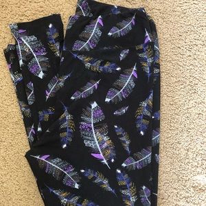 LuLaRoe Feather Leggings. TC. GUC.